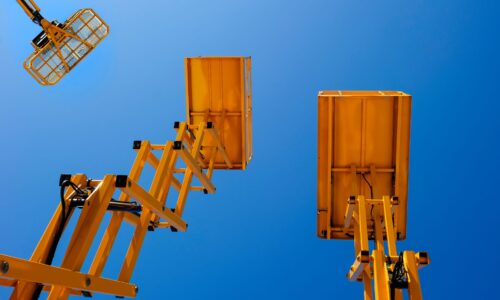 Hoch hinaus: Wie hydraulische Hebebühnen funktionieren